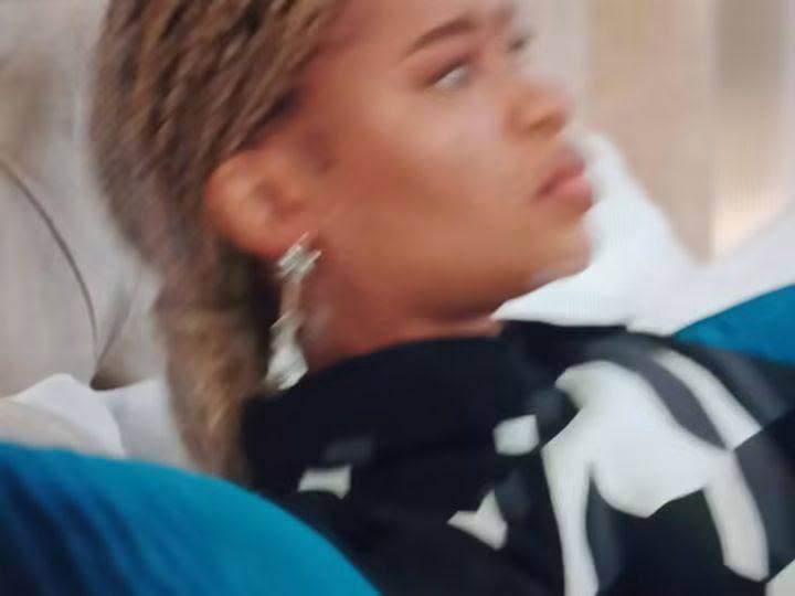 The timing was unbelievable! Just as Ona finally remembered where she had seen …