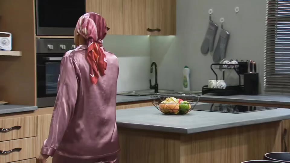 Pretty spoils MaNtuli with her hàrd-ëarned m0ney. #SkeemSaam